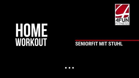 Text auf schwarzem Hintergrund mit „HOME WORKOUT“ und „SENIORFIT MIT STUHL“ sowie dem Logo von 4FUN FITNESS.