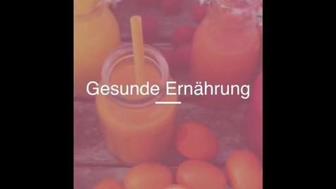 Zwei Glasflaschen mit Säften stehen auf einem Tisch, umgeben von frischen Früchten. Text: „Gesunde Ernährung“.