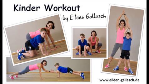 Zwei Frauen und zwei Kinder zeigen verschiedene Fitnessübungen in einem hellen Raum mit Holzfußboden.