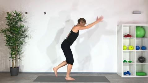 Frau in Sportkleidung führt einen Übungsbend auf einer Matte aus, im Hintergrund stehen Fitnessgeräte in einem Regal.