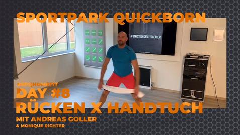 Mann in Sportkleidung führt eine Übung mit einem Handtuch in einem hellen Trainingsraum aus.