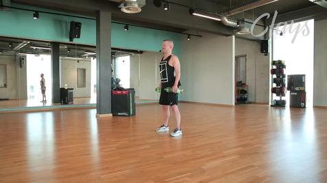 Mann in sportlicher Kleidung hält Hanteln in einer modernen Fitnessstudio-Umgebung mit Spiegeln.