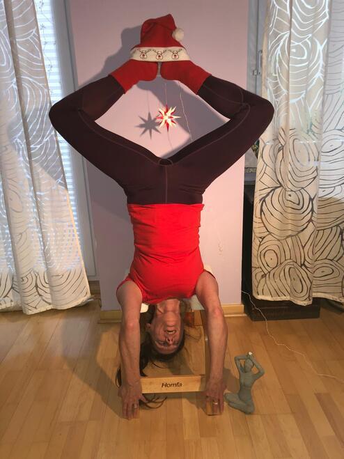 Frau in Kopfstand-Haltung