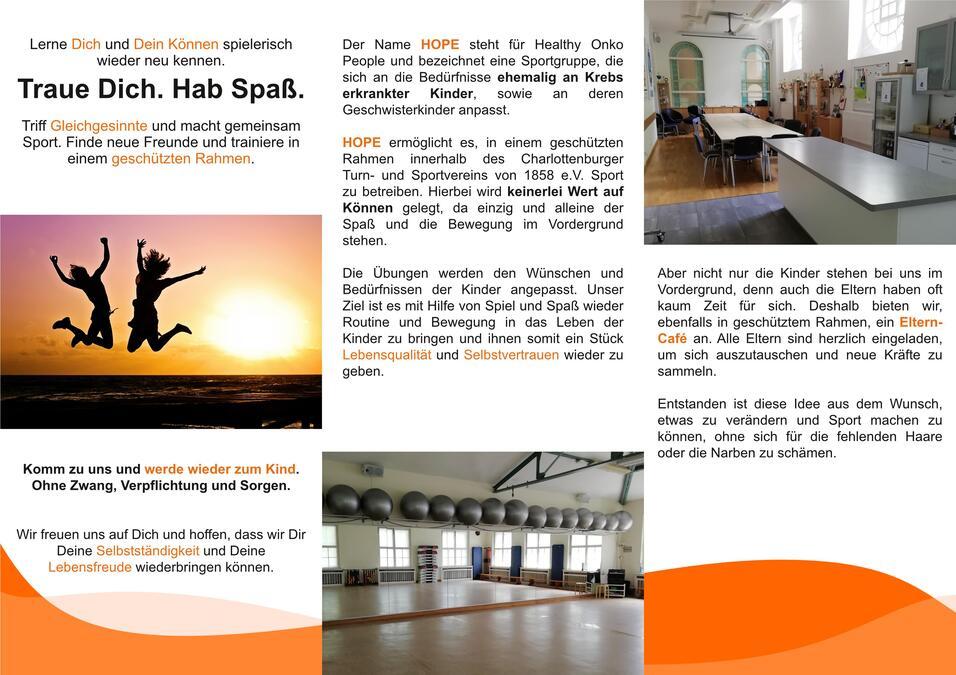 Zwei Kinder springen fröhlich am Strand in den Sonnenuntergang, umgeben von Meer und Sand.