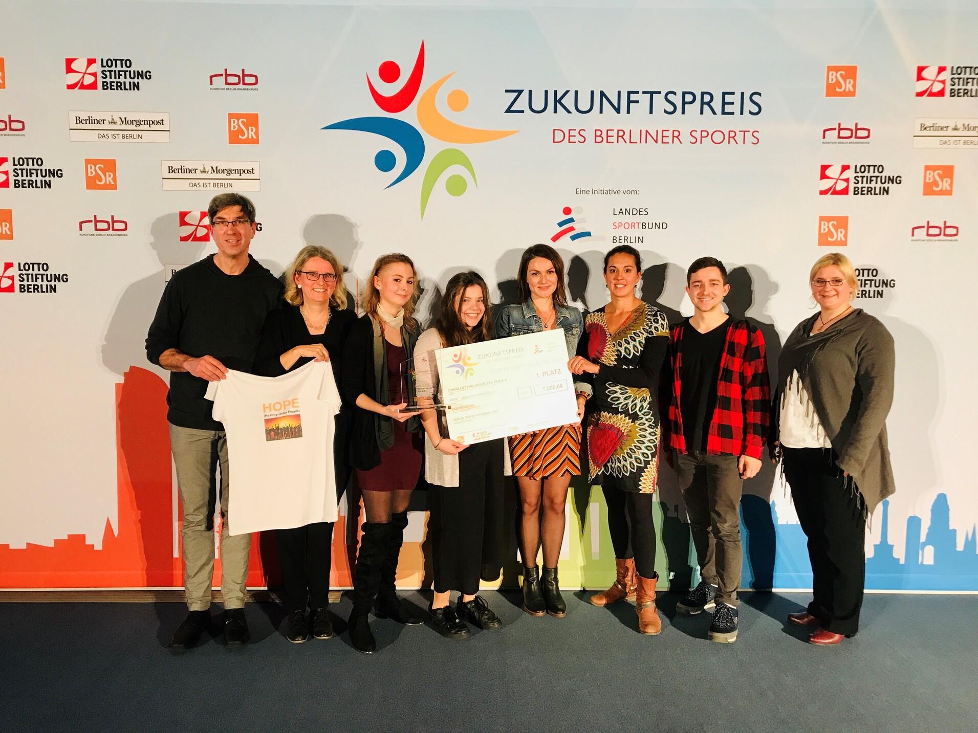 Gruppe von zehn Personen bei der Verleihung des Zukunftspreises des Berliner Sports mit Auszeichnung und T-Shirt.