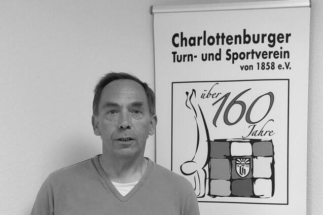 Portrait in Schwarzweiß eines älteren Mannes